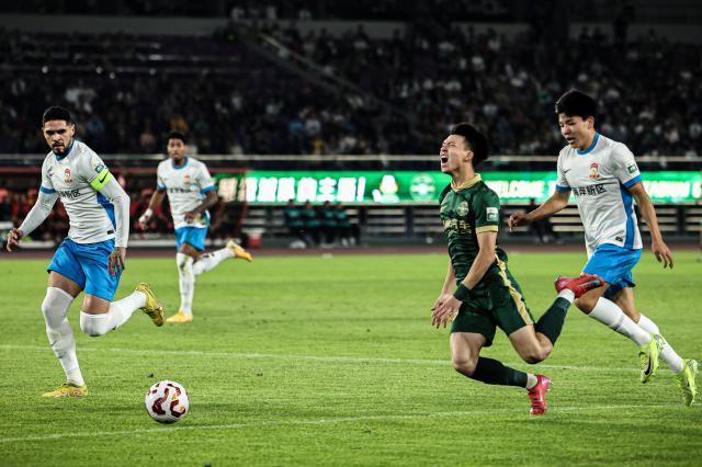 1746362825141020661.jpg (体育)(7)足球——中超:浙江俱乐部绿城胜青岛西海岸XxjpseC007435_20250427_PEPFN0A001.jpg