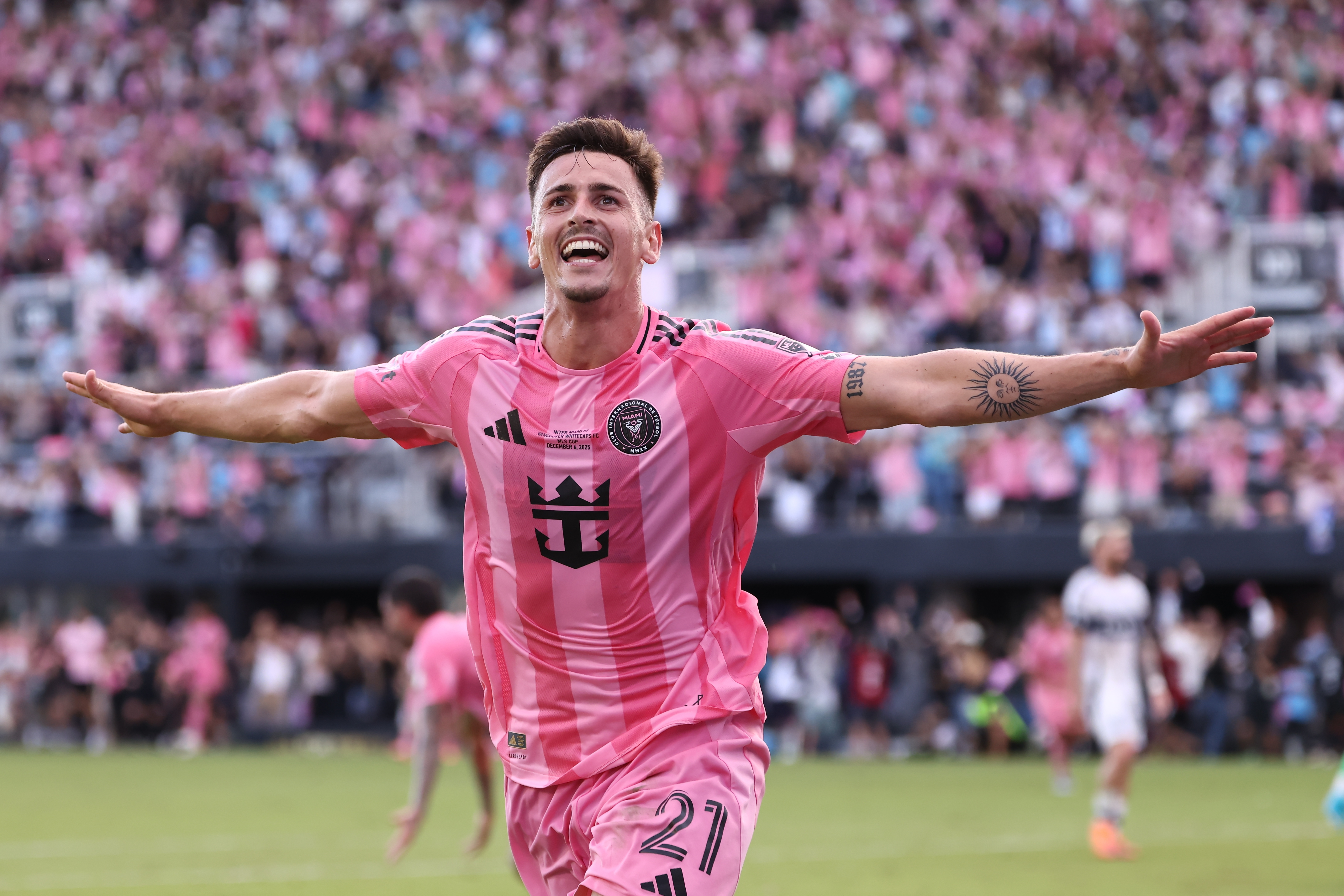 百家乐-记者：阿连德在国外办签证没参加训练，可能错过首场季前赛